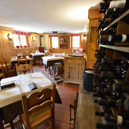 Hotel Petit Dahu - Chambres Et Restaurant Cogne Exterior photo