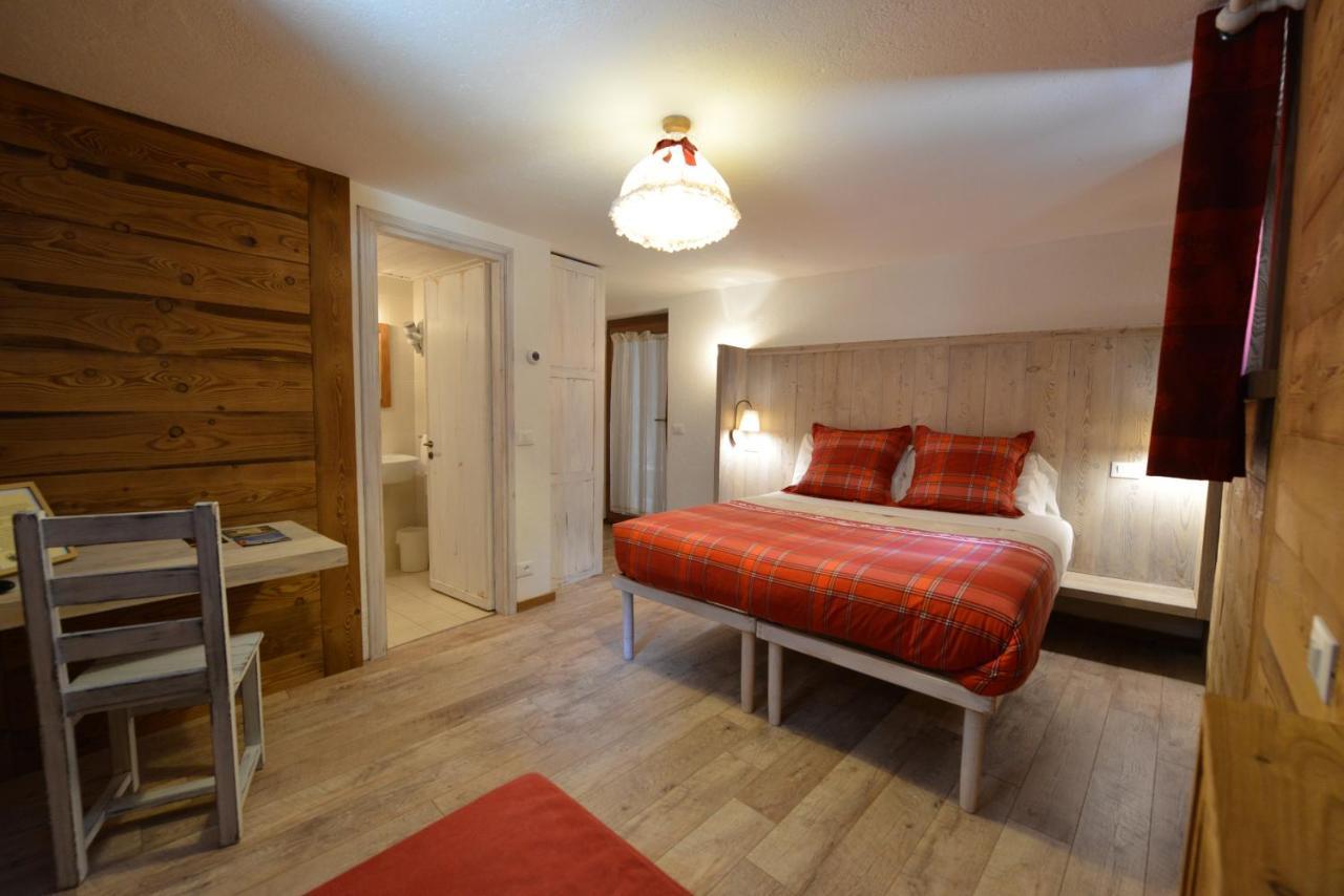 Hotel Petit Dahu - Chambres Et Restaurant Cogne Exterior photo