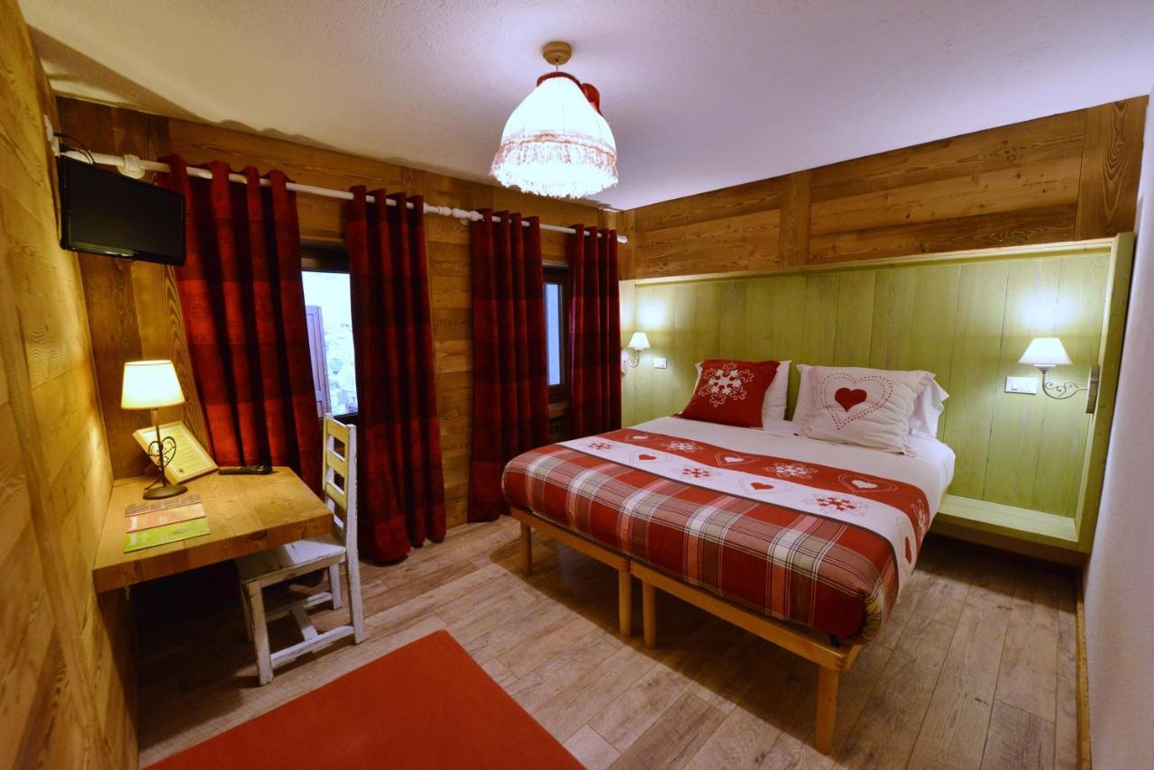 Hotel Petit Dahu - Chambres Et Restaurant Cogne Exterior photo