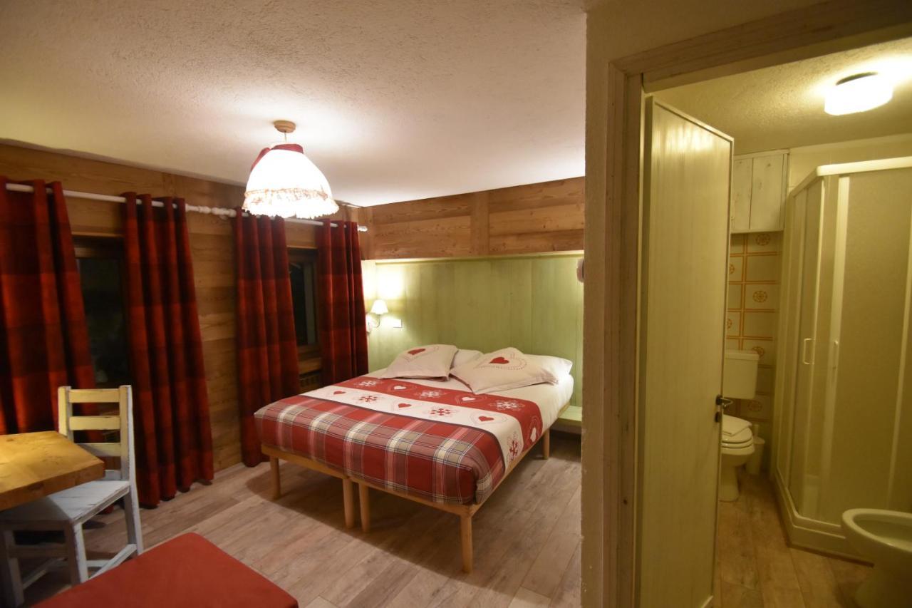 Hotel Petit Dahu - Chambres Et Restaurant Cogne Exterior photo