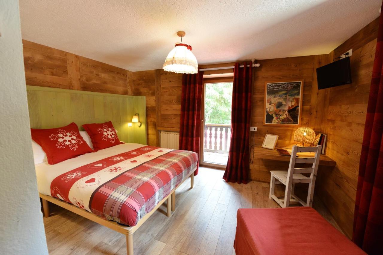 Hotel Petit Dahu - Chambres Et Restaurant Cogne Exterior photo