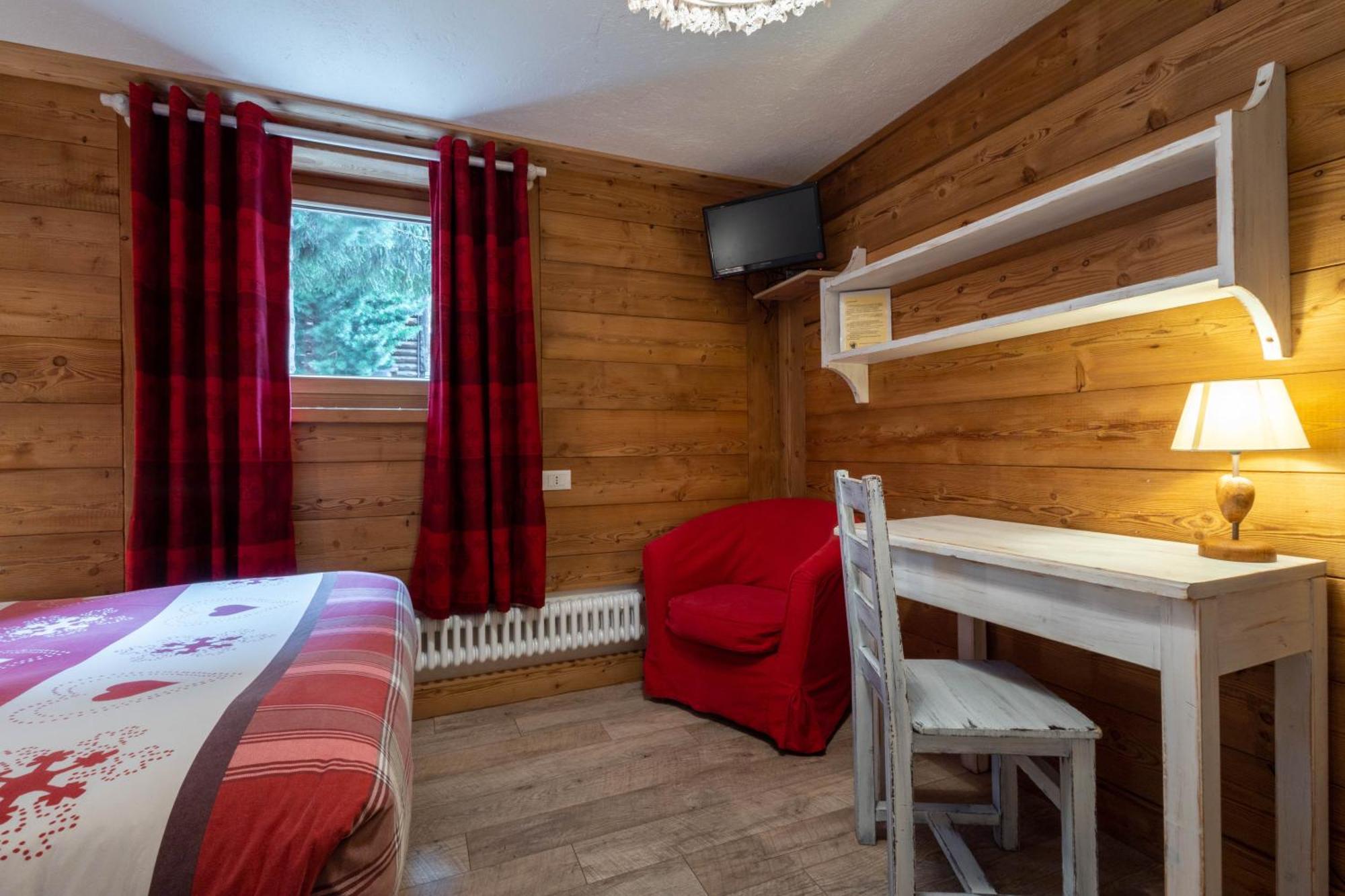 Hotel Petit Dahu - Chambres Et Restaurant Cogne Exterior photo