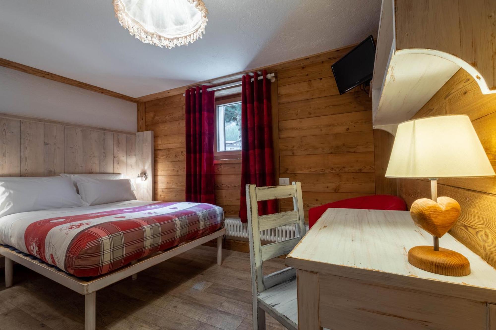 Hotel Petit Dahu - Chambres Et Restaurant Cogne Exterior photo