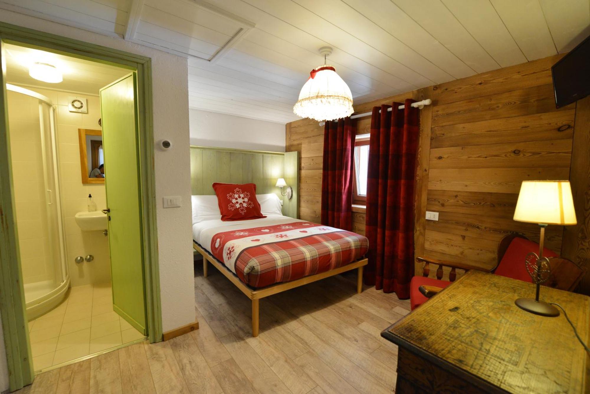 Hotel Petit Dahu - Chambres Et Restaurant Cogne Exterior photo