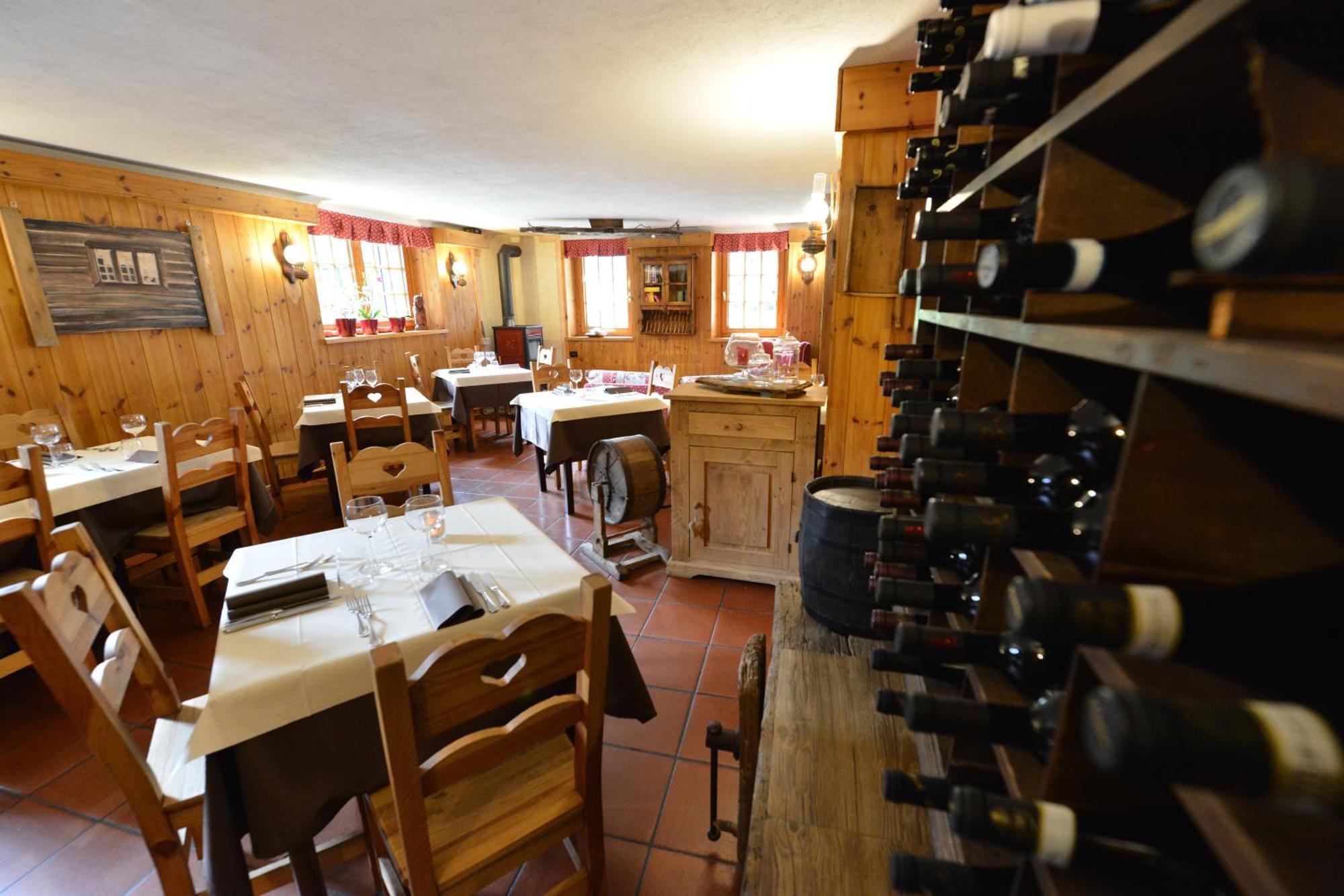Hotel Petit Dahu - Chambres Et Restaurant Cogne Exterior photo