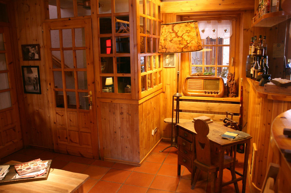 Hotel Petit Dahu - Chambres Et Restaurant Cogne Exterior photo