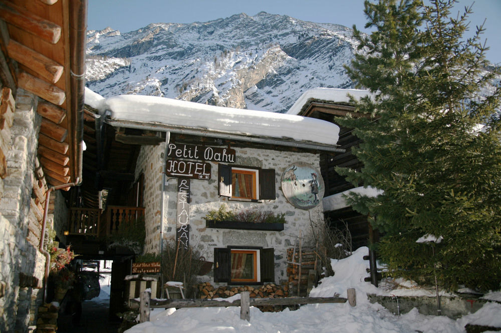 Hotel Petit Dahu - Chambres Et Restaurant Cogne Exterior photo