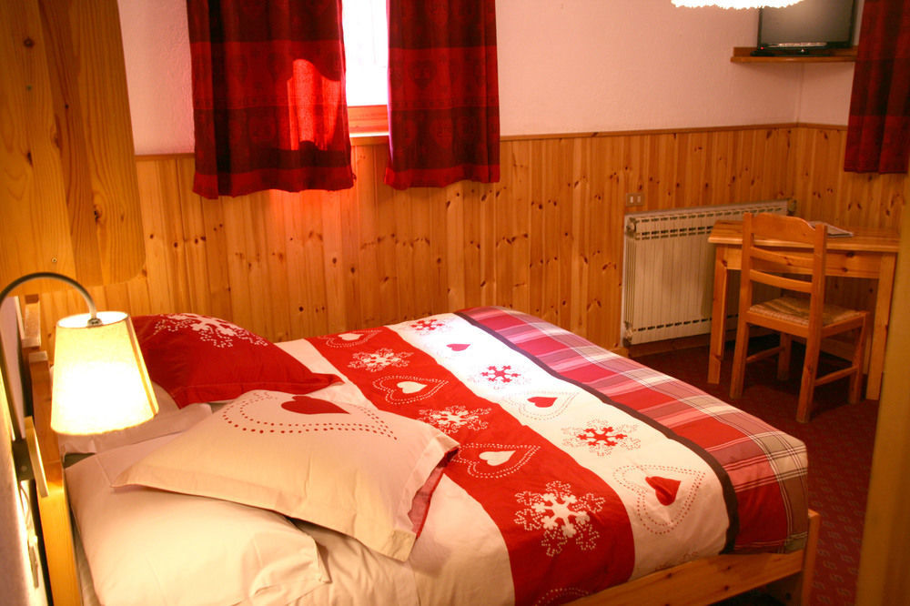 Hotel Petit Dahu - Chambres Et Restaurant Cogne Exterior photo