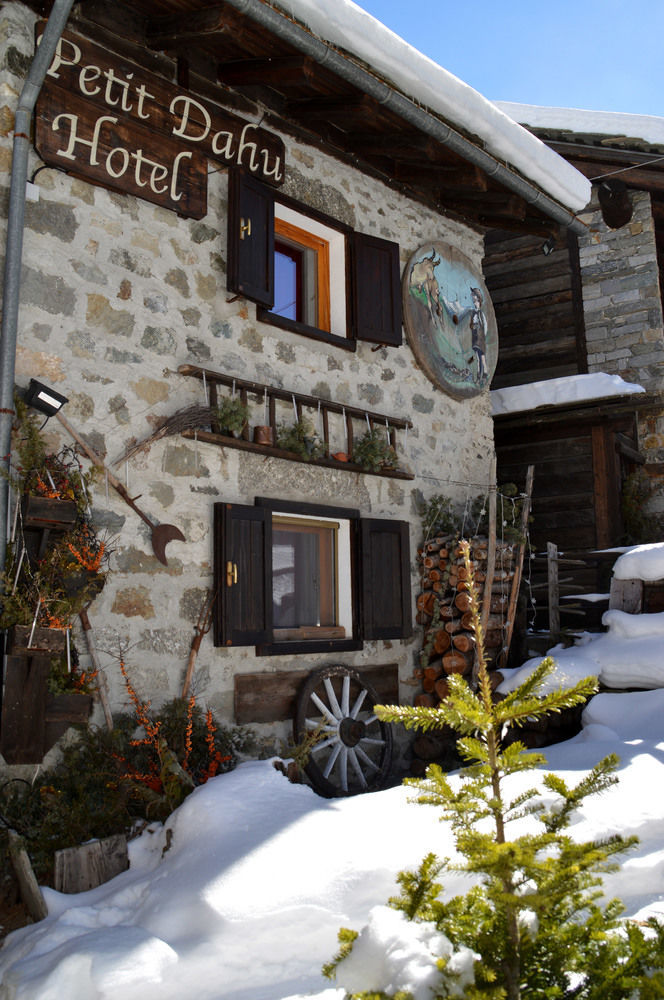 Hotel Petit Dahu - Chambres Et Restaurant Cogne Exterior photo