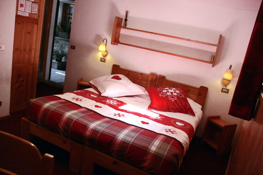 Hotel Petit Dahu - Chambres Et Restaurant Cogne Exterior photo