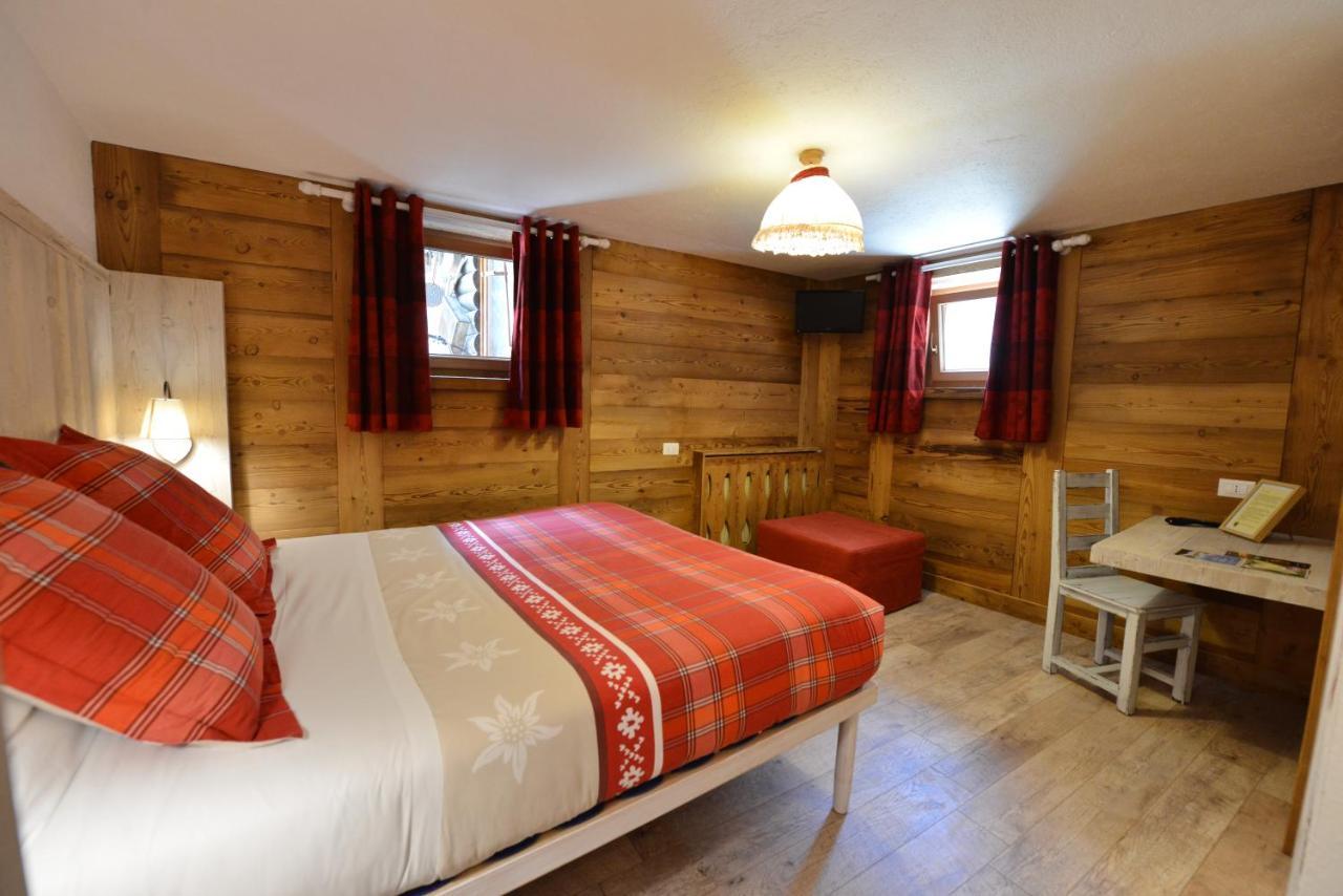 Hotel Petit Dahu - Chambres Et Restaurant Cogne Exterior photo